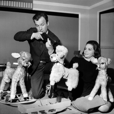 Michel Bouquet et Isabelle Ehni, jouent avec des jouets au Théâtre Gramont alors qu'ils répètent la pièce "Les jouets" d'après Georges Michel en mars 1964.