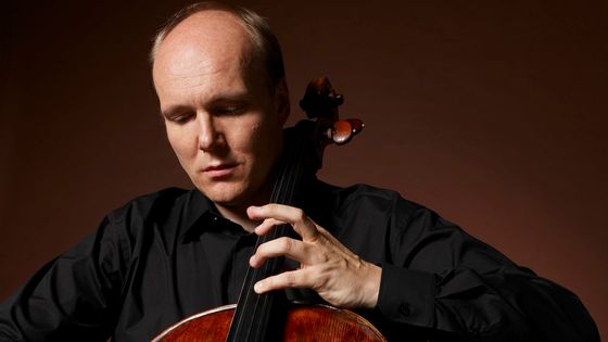 Truls Mørk et son violoncelle - © Stéphane de Bourgies accordé à Virgin Classics