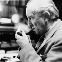 L'écrivain anglais JRR Tolkien (John Ronald Reuel Tolkien, 1892 - 1973) dans son étude au Merton College d'Oxford, le 2 décembre 1955.