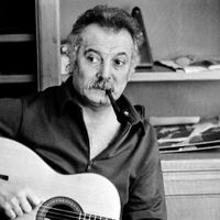 L’auteur-compositeur-interprète, Georges Brassens chez lui, deux jours avant son premier concert sur la scène de Bobino, le 9 octobre 1972 à Paris.