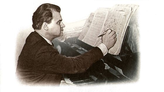 Le compositeur Tikhon Khrennikov (1913-2007). Illustration d'une enveloppe de la Poste Russe datée du 10 juin 2013, pour le centenaire de sa naissance - Russian Post, Publishing and Trade Centre "Marka". Design de l'enveloppe by A. Moskovets. / via Wikimédia Commons
