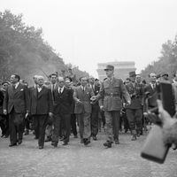 Le Général de Gaulle, triomphant, marche sur les Champs-Elysées pour célébrer la libération de Paris en 1944