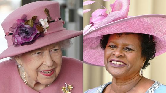 La reine Elisabeth II (g) n'est plus la cheffe d'Etat de la Barbade. Sandra Mason (d) a été élue présidente au suffrage universel indirect