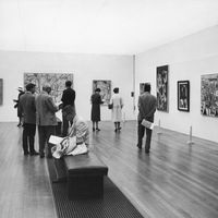 Vernissage de la nouvelle exposition Picasso à la Tate Gallery, 5 juillet 1960. "Picasso a produit près de 50 000 œuvres dont 1 885 tableaux" rappelle PM Menger