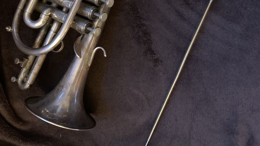 Adaptations sur le cornet à piston et la sourdine réalisées par le facteur d'instruments Michel Wickrikez