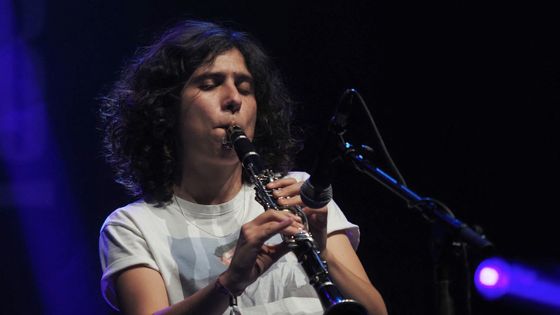 L'artiste Pauline Rambeau de Baralon alias PR2B sur scène le 16 septembre 2020 lors de l'ouverture des iNOUïS du Printemps de Bourges. ©AFP - Guillaume SOUVANT