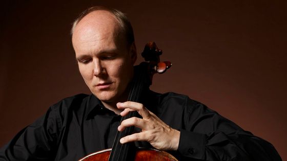 Truls Mørk et son violoncelle - © Stéphane de Bourgies accordé à Virgin Classics