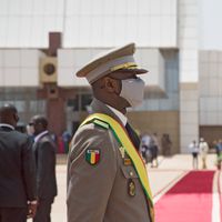Le président par intérim, le colonel Assimi Goïta, regarde les membres des Forces Armées Maliennes après avoir prêté serment à Bamako le 7 juin 2021.