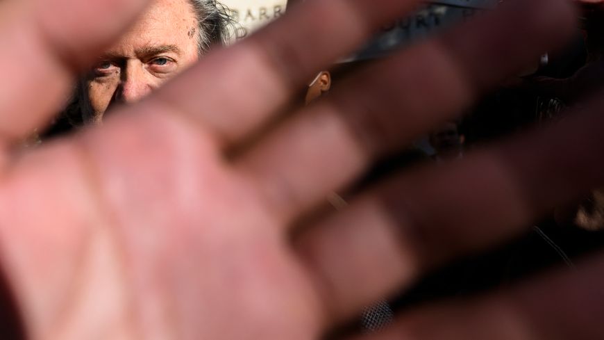 L'ancien conseiller de l'administration Trump à la Maison Blanche, Steve Bannon, est vu à travers la sécurité bloquant les médias après une comparution devant le tribunal de district fédéral de Washington