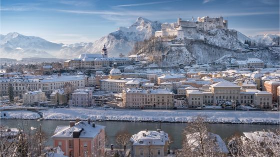Vue panoramique de la ville de Salzbourg couverte de neige fraîche et chaîne des Alpes en arrière-plan ©Getty - 4FR