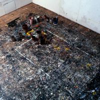 Traces de dripping, dans l'altier de Jackson Pollock (Springs, East Hampton, New York) : "l'expérimentation s’en remet au hasard" pour créer, note PM Menger.