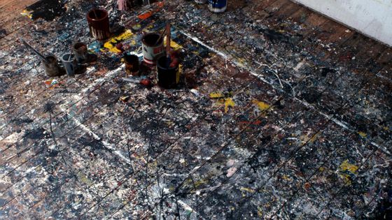 Traces de dripping, dans l'altier de Jackson Pollock (Springs, East Hampton, New York) : "l'expérimentation s’en remet au hasard" pour créer, note PM Menger. ©Getty - Photo by Susan Wood/Getty Images