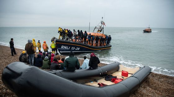 Sauveteurs en mer britanniques ramenant des migrants et leur canot sur la côte à Dungeness, le 24/11/21