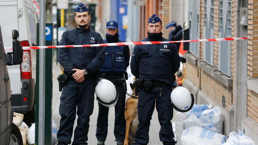 Opération de la police belge à Molenbeek le 16 novembre 2015 sur les traces des terroristes à l'origine des attentats en France.