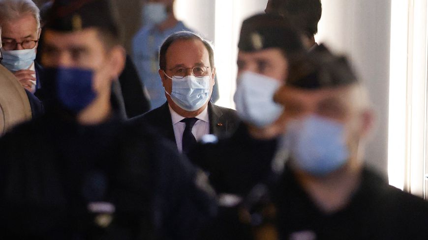 Le président français François Hollande arrive au palais de justice de Paris, France, le 10 novembre 2021.