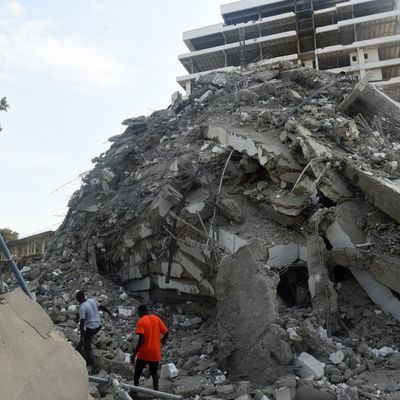 Un immeuble de 21 étages s'est effondré lundi 1er novembre 2021 en pleine ville à Lagos