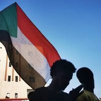 Jeunesse soudanaise lors d’une manifestation contre la prise du pouvoir par les militaires dans les rues de Khartoum le 4 novembre 2021.