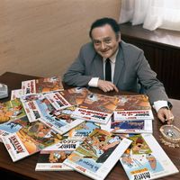 René Goscinny devant les bandes-dessinées "Astérix" en 1969