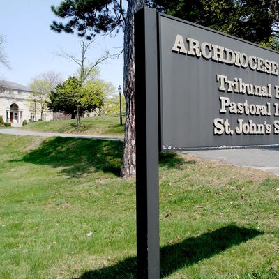 Entrée de l'archevêché de Boston. En tant qu'archevêque de Boston, le cardinal Bernard Law fut au centre du scandale des abus sexuels commis par des prêtres, révélé par la cellule d'investigation du Boston Globe en 2001.