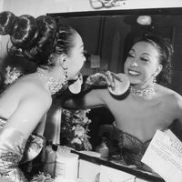Joséphine Baker dans sa loge, 1951