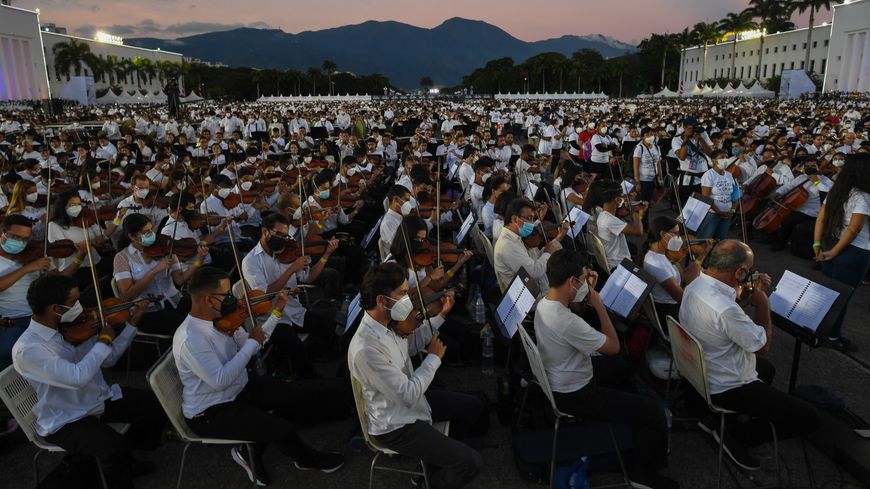 Les musiciens se sont réunis alors que la nuit tombait sur la capitale