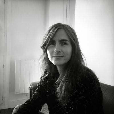 Portrait de Raphaëlle Guidée, maîtresse de conférences en littérature comparée à l’Université de Poitiers.