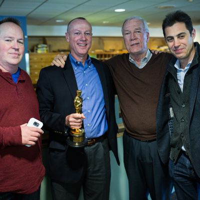 Josh Singer, scénariste de Spotlight (à dr.) avec Walter V. Robinson du Boston Globe et Joe Crowley (à g.), et Jim Scanlon (2e à partir de la droite), tous deux victimes d'abus sexuels, dans la salle de rédaction du Boston Globe