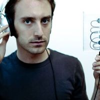 Douglas Perkins dirige une pièce du compositeur Tristan Perich au Festival Musica