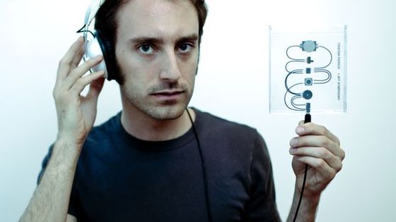 Douglas Perkins dirige une pièce du compositeur Tristan Perich au Festival Musica - Tristan Perich / D. Yee
