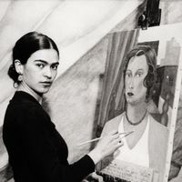 Frida Kahlo devant son Portrait de Madame Jean Wight, 22 janvier 1931.