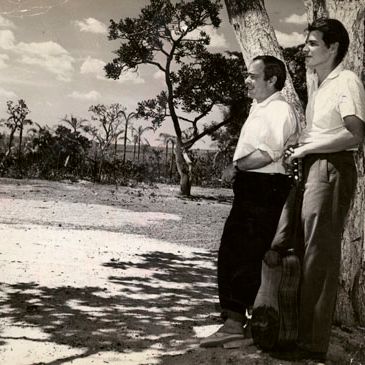 Antonio Carlos Jobim aux côtés de Vinicius de Moraes, près du Museu do Catetinho à Gama, Brésil (1960)