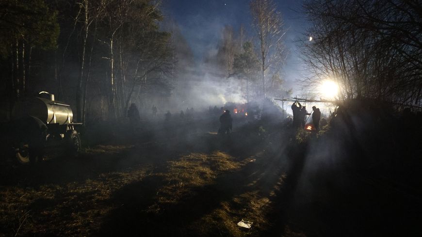 Dans la forêt de la région de Grodno en Biélorussie, des centaines de migrants sont coincés par des températures en dessous de zéro pour tenter de passer en Pologne