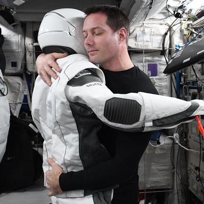Les astronautes ont essayé leurs scaphandres une dernière fois avant le retour, pour une ultime vérification. L'occasion d'un petit slow.