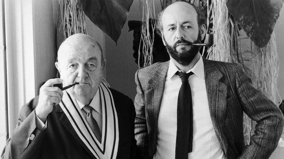 L'acteur français Bernard Blier et son fils le réalisateur Bertrand Blier fument la pipe le 20 juin 1985. ©Getty - Jean-Marc Charles