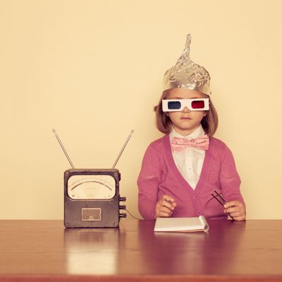 Une petite fille tente d'établir la communication avec des extra-terrestres