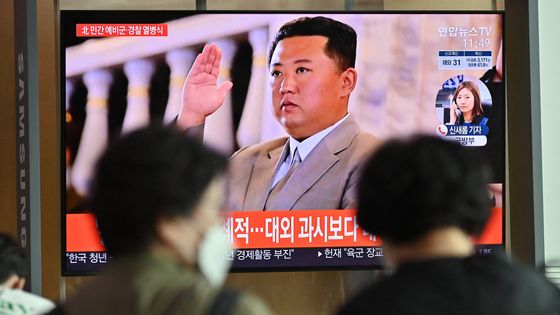 Un programme diffusant une parade à l’occasion du 73ème anniversaire de la Corée du Nord à Pyongyang, dans une station ferroviaire à Séoul le 9 septembre 2021. ©AFP - Jung Yeon-je