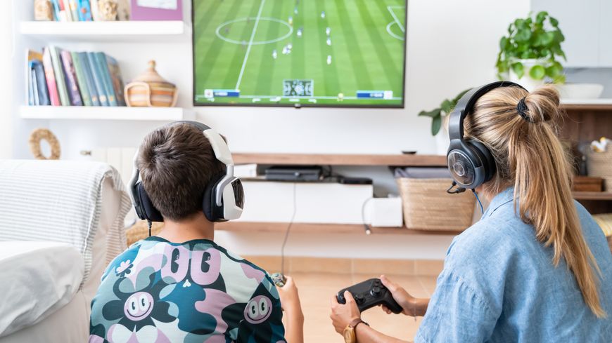 Mère et fils jouant à la console (Carles Navarro Parcerisas) ©Getty