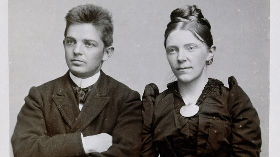 Carl Nielsen (Sortelung, 1865 - Copenhague, 1931), compositeur, violoniste & chef d’orchestre, avec sa femme. Photo signée Toh Olsen, Musée Carl Nielsen, Odense ©Getty - Photo by DeAgostini/Getty Images