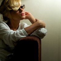 Suite à un grave accident, la chanteuse et compositrice Melody Gardot a réappris à parler en jouant de la guitare