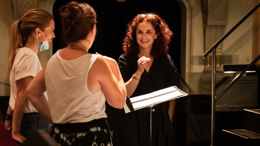 Campra, Idoménée – mise en scène Àlex Ollé / La Fura dels Baus : membres du Chœur du Concert d'Astrée en répétition avec Emmanuelle Haïm, direction musicale