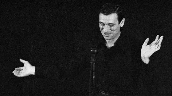 Yves Montand en 1958 au théâtre de l'Etoile ©Getty - Jean-Louis SWINERS