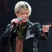 Le musicien, chanteur, auteur-compositeur-interprète et acteur David Bowie en concert à la Color Line Arena de Hambourg, Allemagne, 16 octobre 2003.