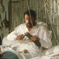 Pour ne plus quitter son lit, Alexandre a imaginé un ingénieux dispositif de poulies. Philippe Noiret, flamboyant flemmard dans "Alexandre le bienheureux".