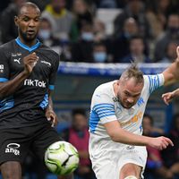 Abidal et Jul au Match des Héros 2021 (Nicolas TUCAT / AFP)