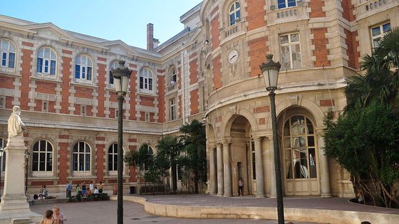 Marseille, Palais des Arts (Cours Intérieur) - Charliemoon / wikipedia
