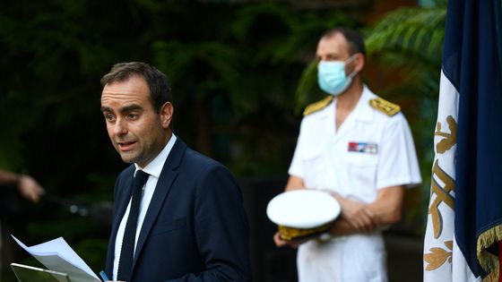 Sébastien Lecornu à la Guadeloupe le 29 novembre 2021 ©AFP - Christophe ARCHAMBAUL