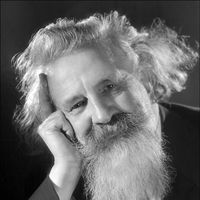 Portrait de Gaston Bachelard, photographié chez lui à Paris, le 6 novembre 1961