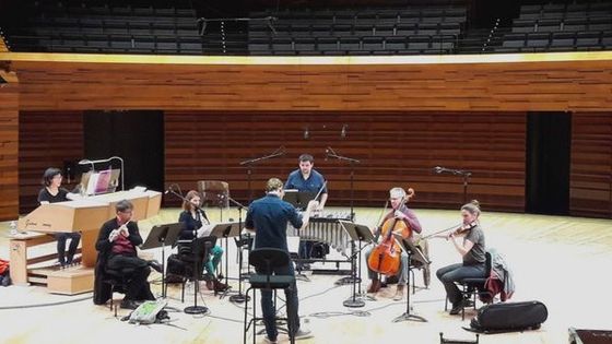 Alphonse Cemin dirige 2e2m avec Hyun-Hwa Cho à l'orgue ©Radio France - Justine Mergnac