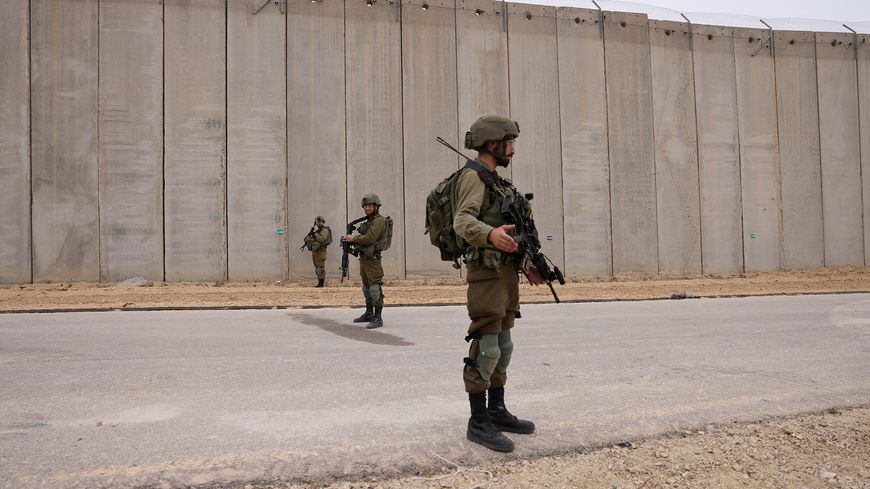 Trois soldats israéliens devant le nouveau mur qui ceinture la bande de Gaza.
