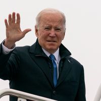 Joe Biden embarque à bord de l’avion présidentiel, mercredi 8 décembre, pour se rendre à Kansas City.